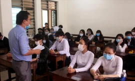 Phụ huynh và học sinh ở Đà Nẵng thấp thỏm chờ đợi kỳ thi tốt nghiệp THPT đợt 2 Ảnh: Giang Thanh 