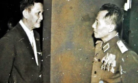 Ông Nguyễn Hữu Hạnh (bìa trái) với cương vị Ủy viên Ủy ban trung ương Mặt trận tổ quốc Việt Nam Khóa I (1977) Ảnh: Tư liệu 