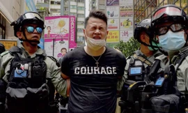 Cảnh sát Hong Kong bắt giữ một người biểu tình ngày 1/7 ảnh: AP