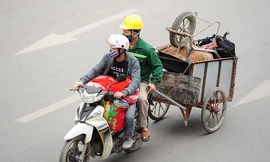 Những người thợ xây không còn việc trên đường thu dọn đồ về (Ảnh chụp ngày 1/4 tại Hà Nội) ảnh: Dương Triều