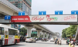 Quy định của thành phố Hà Nội, lắp biển quảng cáo mặt trong lan can để đảm bảo an toàn, nhưng các biển quảng cáo của Vinasing trên cầu vượt đã lắp ở mặt ngoài Ảnh: A.Trọng 