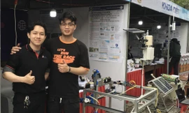 Phương Nguyên và Tuấn Sơn bên mô hình tự động chăm sóc vườn rau Ảnh: PV 