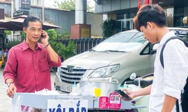 Mua gói xôi giá 12.000 đồng, quẹt thẻ 1 giây là xong