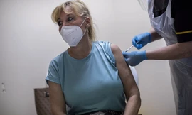 Một người dân Gibralta được tiêm vắc-xin COVID-19 ảnh: AP