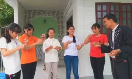 Từ thiện từ bàn tay…phù thủy: Cách làm độc đáo của thầy giáo miền Tây