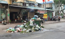 Những ngày qua, nhiều tuyến đường Hà Nội tiếp tục ngập trong rác 