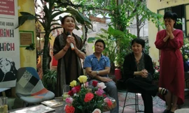 Nhà thơ Dư Thị Hoàn (bìa trái) tại buổi gặp mặt 