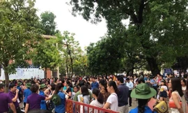 Quang cảnh trước cổng trường THCS Ngoại ngữ sáng 1/6 