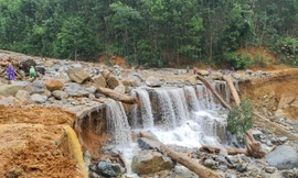 Đồi núi sạt lở ở Trà Leng (Nam Trà My) ảnh: Cảnh Huệ