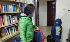 Gia đình chị Nguyễn Thị Nga (phường Việt Hưng, quận Long Biên, Hà Nội) nhờ chị họ gần nhà trông giúp con trai nghỉ học vì dịch 