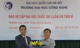 Trần Quốc Quân (bên phải) trong lễ bảo vệ luận án tiến sĩ Ảnh: NVCC 