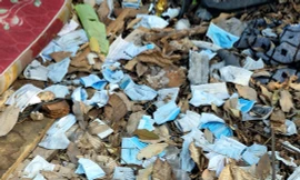 Khẩu trang y tế đã sử dụng bị vứt bừa bãi ngoài đường 