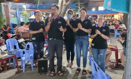 Anh Châu Thành Toàn và nhóm SV 07 hát xin tiền giúp người nghèo. Ảnh: NVCC 