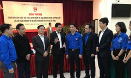 Phó trưởng Ban Dân vận T.Ư Nguyễn Hồng Lĩnh, Phó Chánh Văn phòng T.Ư Đảng Bùi Văn Thạch, Bí thư T.Ư Đoàn Nguyễn Ngọc Lương trao đổi cùng với các đại biểu dự Hội nghị ảnh: T.P