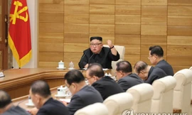 Nhà lãnh đạo Triều Tiên Kim Jong-un phát biểu tại cuộc họp mở rộng của Đảng Lao động Triều Tiên. ảnh: KCNA 