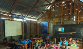 Học sinh học trong phòng học tạm 