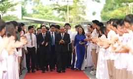 Thủ tướng Nguyễn Xuân Phúc dự lễ khai giảng của Trường THPT Sơn Tây, Hà Nội. ảnh: Quang Hiếu 