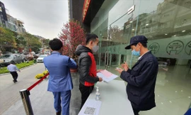 Khai báo y tế, đo thân nhiệt cho công dân trước khi vào Khu Liên cơ Võ Chí Công 