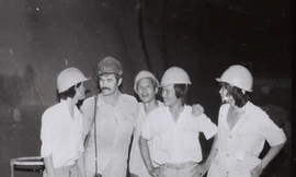 Phóng viên Mạnh Việt (ngoài cùng bên trái)