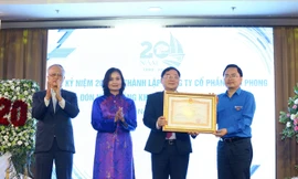 Bí thư thường trực T.Ư Đoàn Nguyễn Anh Tuấn thừa uỷ quyền trao tặng bằng khen của Thủ tướng Chính phủ cho Công ty CP Tiền Phong