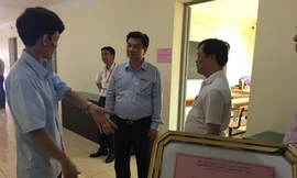 Kiểm tra địa điểm chấm thi tại cụm thi Sở GD&ĐT Phú Thọ. ảnh: Nghiêm Huê