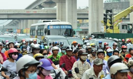 Xe máy được cho là "thủ phạm" gây ùn tắc. ảnh: hồng vĩnh