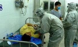 Bác sĩ Bệnh viện Chợ Rẫy, Sài Gòn điều trị cho bệnh nhân nhiễm virus corona ảnh: p.v