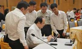 Ông Mai Tiến Dũng và các cán bộ VPCP tập huấn sử dụng hệ thống e-Cabinet