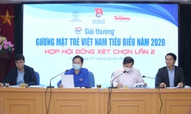  Bí thư thứ nhất T.Ư Đoàn Nguyễn Anh Tuấn (thứ 2 từ trái qua) cho ý kiến về các gương mặt tại cuộc họp Hội đồng lần 2 ẢNH: XUÂN TÙNG 