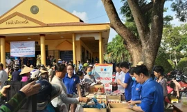 Gian hàng San sẻ yêu thương giúp người nghèo vượt qua khó khăn  ẢNH: HÒA HỘI 