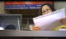 Nhân viên của một trung tâm dịch thuật nhận công chứng giấy tờ không cần bản gốc (ảnh cắt từ clip) 