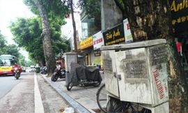 Tủ điện trên đường Trần Phú (Hà Đông) bị hỏng, dây điện lòi ra ngoà. iẢnh: Võ Hóa