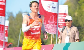 HLV Trần Văn Sỹ trên đường chạy Tiền Phong Marathon 2020 