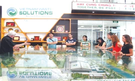 Ông Kevin Moore giới thiệu về dự án Khu liên hiệp xử lý chất thải Đa Phước cho các đoàn khách tham quan