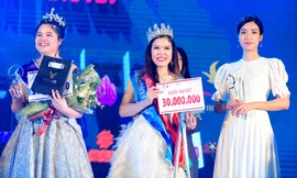 Hoa hậu Đỗ Mỹ Linh - Đại sứ cuộc thi “Vẻ đẹp Vầng trăng khuyết” trao giải Hoa khôi cho thí sinh Bế Thị Băng. Ảnh: Xuân Tùng