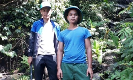  Thuận (phải) và Cường tình nguyện bảo vệ rừng
