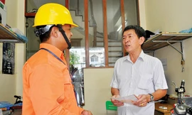 Cán bộ EVN HANOI tăng cường tuyên truyền đến người dân không để xảy ra sự cố vi phạm hành lang an toàn điện. Ảnh: Thu Trang