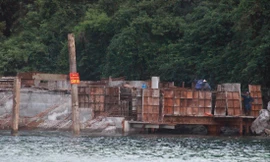 Hàng loạt máy móc cơ giới thi công rầm rộ giữa vùng lõi di sản vịnh Hạ Long