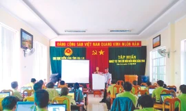 Chi Cục kiểm lâm vùng IV hướng dẫn nghiệp vụ theo dõi diến biến rừng Nguồn ảnh: Chi Cục kiểm lâm vùng IV