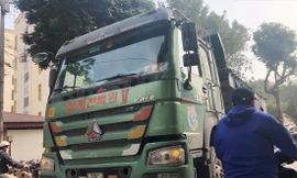 Xe tải phục vụ công trình 43 Hai Bà Trưng chạy ngược chiều trên đường 