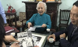 Bà Phan Thị Phúc trao tặng ảnh quý cho Bảo tàng Hồ Chí Minh. Ảnh: Nguyên Khánh 