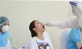 Lấy mẫu xét nghiệm COVID-19 những người đi từ Đà Nẵng về tại quận Đống Đa, Hà Nộiảnh: Như Ý 