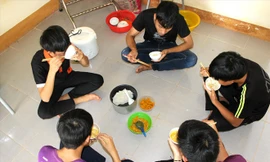 Bữa cơm “chay” của học sinh vùng biên