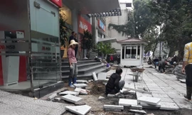 Vốn đầu tư công tăng 1% sẽ giúp GDP tăng 0,6%, vì vậy rất cần đẩy mạnh đầu tư công. Trong ảnh, công nhân sửa chữa vỉa hè tại Hà Nội Ảnh: PV 