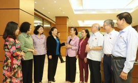 Chủ tịch Quốc hội Nguyễn Thị Kim Ngân và các đại biểu trao đổi bên hành lang Quốc hội Ảnh: PV 