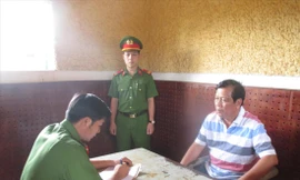 Công an khám xét khu vực của kho xăng có chứa xăng giả trong vụ án