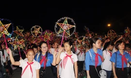 Tác giả (đeo kính) trong một lần tổ chức Tết Trung thu cho các em nhỏ Ảnh: NVCC 