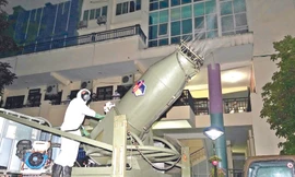 Chiến sĩ phòng hóa điều khiển “đại bác” KTH-20 phun hóa chất diệt COVID-19 tại một tòa nhà cao tầng trong Bệnh viện Bạch Mai, tháng 3/2020ẢNH: NGUYỄN MINH 