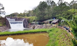 Công trình xây dựng trái phép trong khu vực bảo vệ tràn xả lũ 