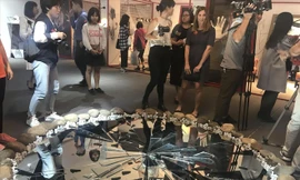 Một góc sắp đặt về bạo lực gia đình trong triển lãm “Phía sau cánh cửa”. Ảnh: NGUYÊN KHÁNH